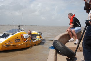 Katie Spotz coming ashore in her rowboat